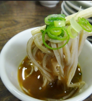 出石皿そばの薬味。とろろ・卵・ねぎが並ぶ