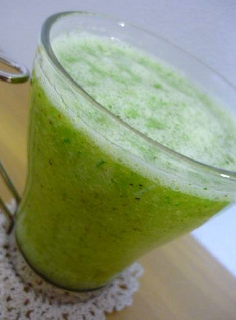 グリーンリーフレタスと桃のグリーンスムージーをグラスに注いだ様子