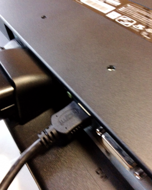 ノートPCのHDMI端子に外付けモニターのケーブルを接続している写真