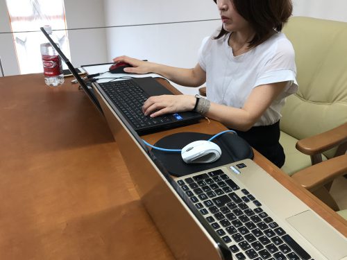 ブログ講座の様子。ノートと資料を広げてレッスン中