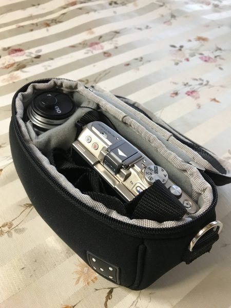 ミラーレスカメラを収納した様子