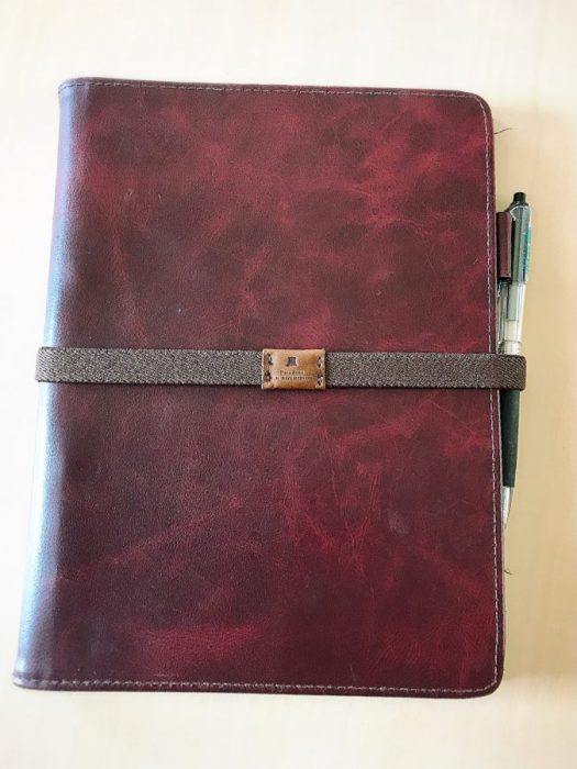 初代システム手帳・ワインレッドカラー。発色の美しさが印象的