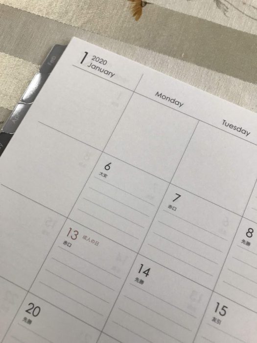 リフィルをリングに通す作業の様子