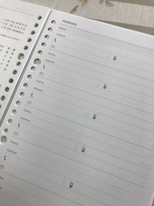 手帳を開いてリフィルの書きやすさを確認