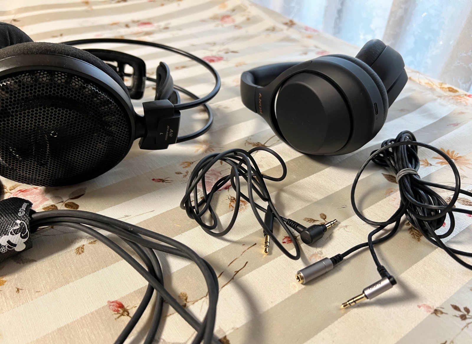 ATH-AD500XとSONY WH-1000XM4を並べて比較した写真