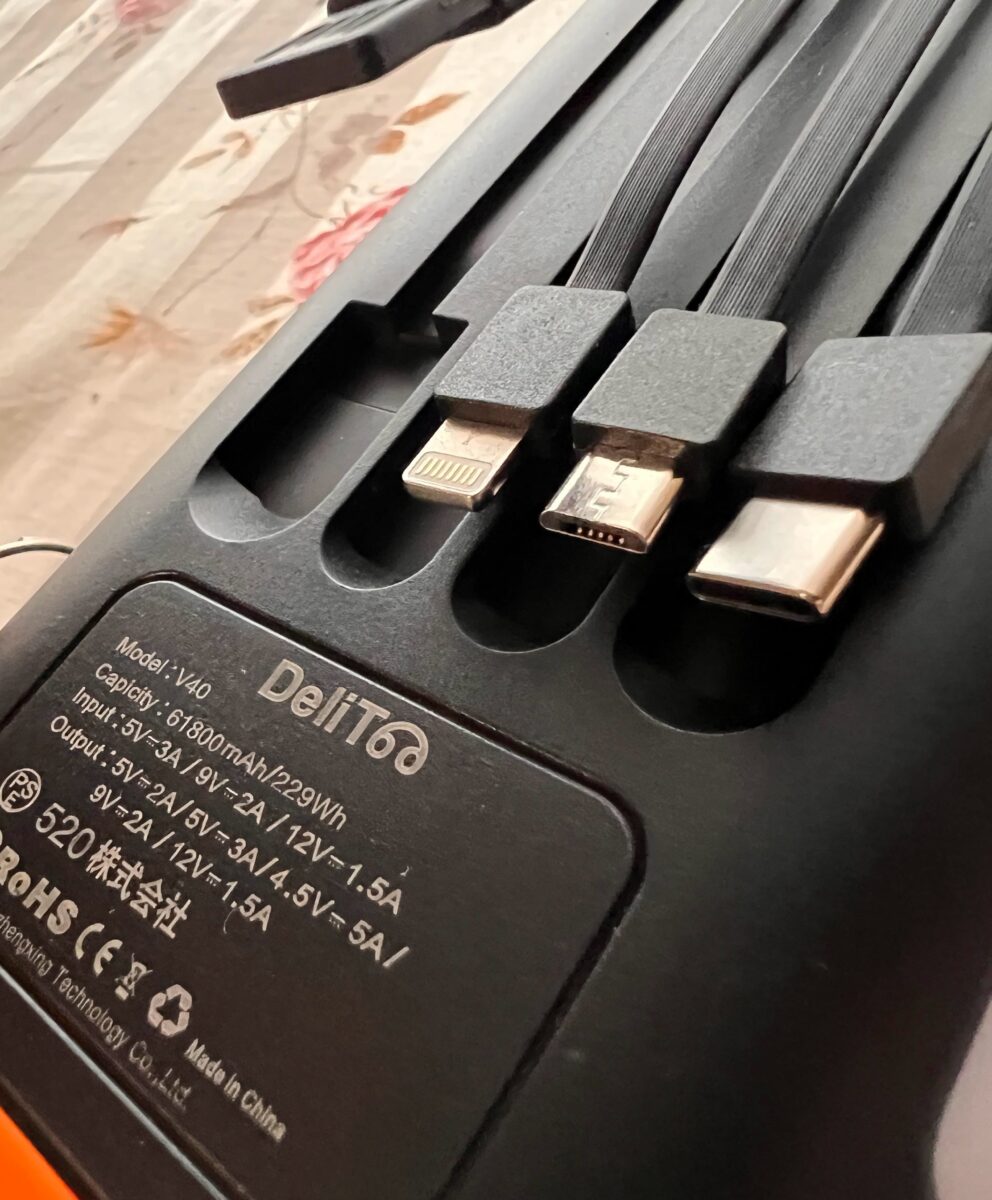ソーラーパネル付きのモバイルバッテリー