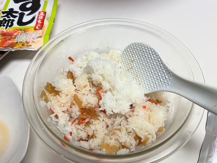 すし太郎を炊きたてご飯に混ぜた様子