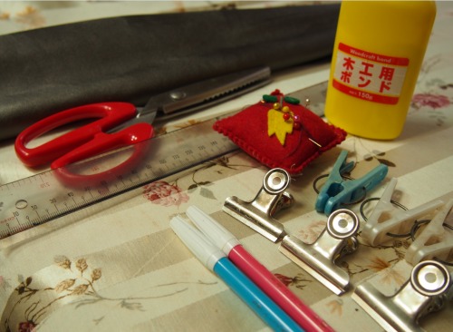 手帳サイズを測って生地に印をつける