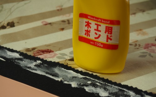 ボンドで接着する様子