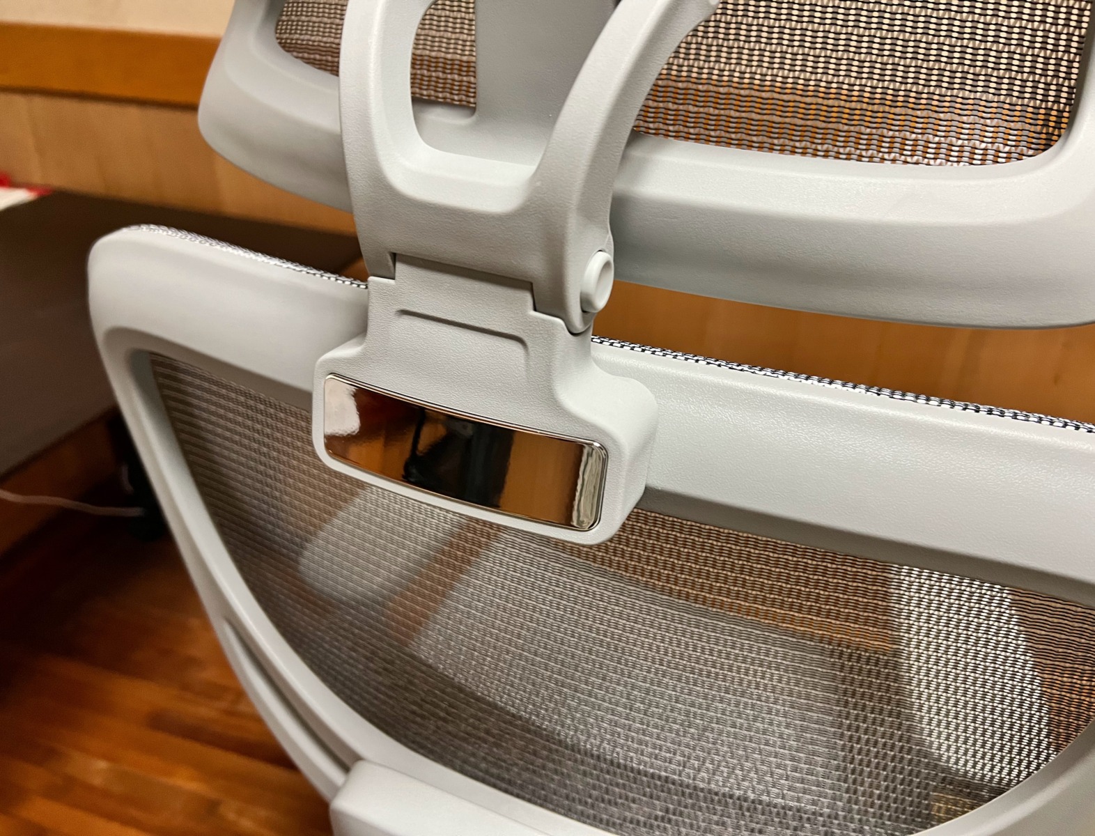 Aerlix N09 ヘッドレスト上部の金属バックルと背もたれ連結部分