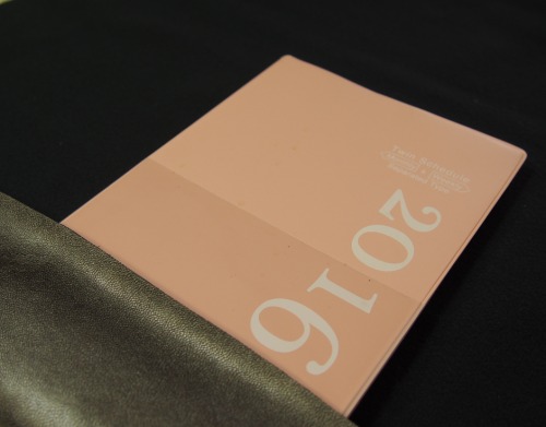 生地に沿って印をつける作業