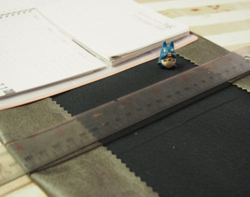 手帳カバー用に生地をカットする準備