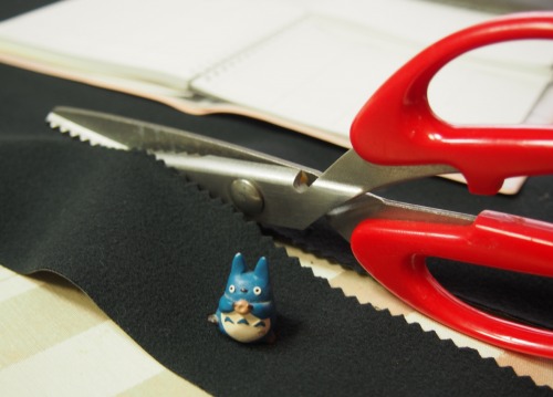 生地をカットしている様子