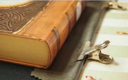 重しを置いて乾燥させる工程