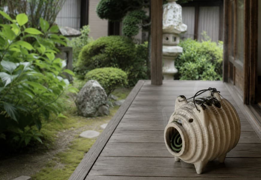 縁側に置いた豚型の蚊取り線香入れ。夜風を楽しむための虫除け対策