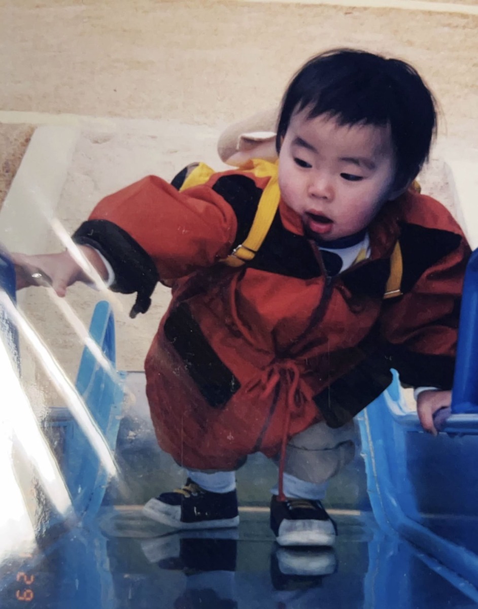 公園で全力疾走する2〜3歳の子どものイメージ