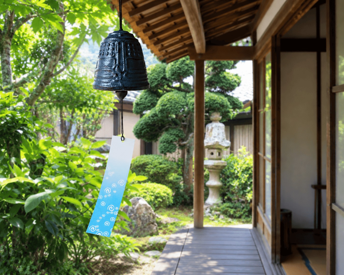 縁側に吊るした風鈴。素材ごとに音色が異なり夏の涼を演出する