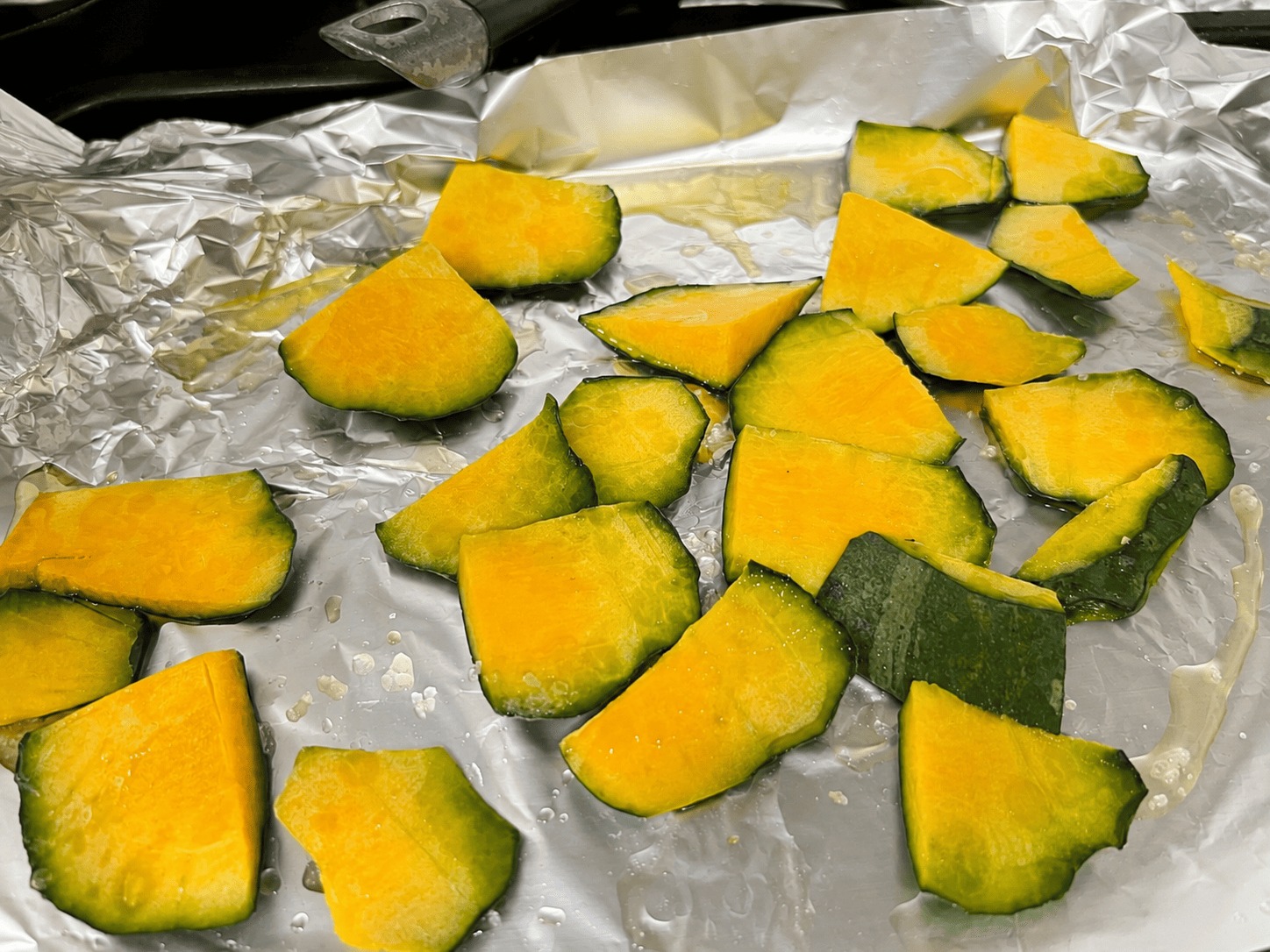 かぼちゃの皮チップスをオーブンで焼いている様子