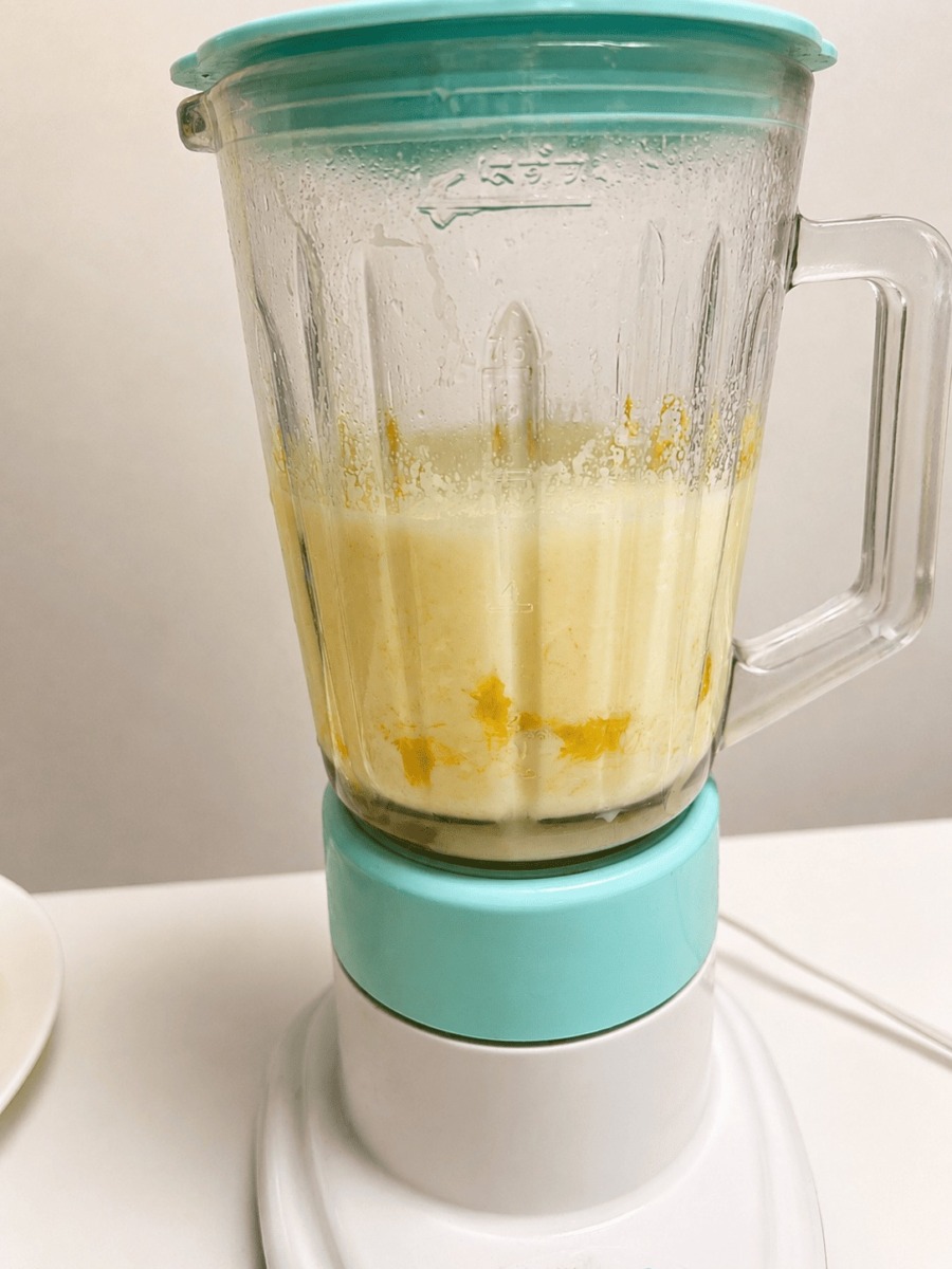 煮えたかぼちゃと牛乳をミキサーで撹拌している様子